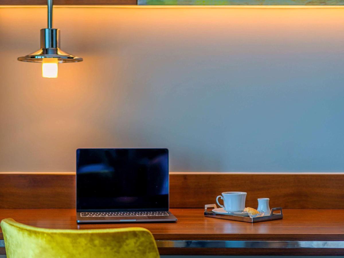 더 아티산 이스탄불 - M 갤러리 외부 사진 A work desk in a hotel room