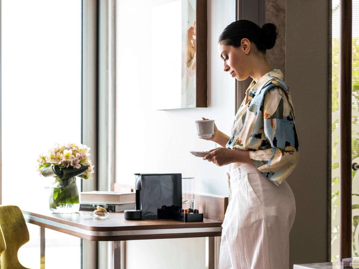 더 아티산 이스탄불 - M 갤러리 외부 사진 A woman using a Nespresso machine