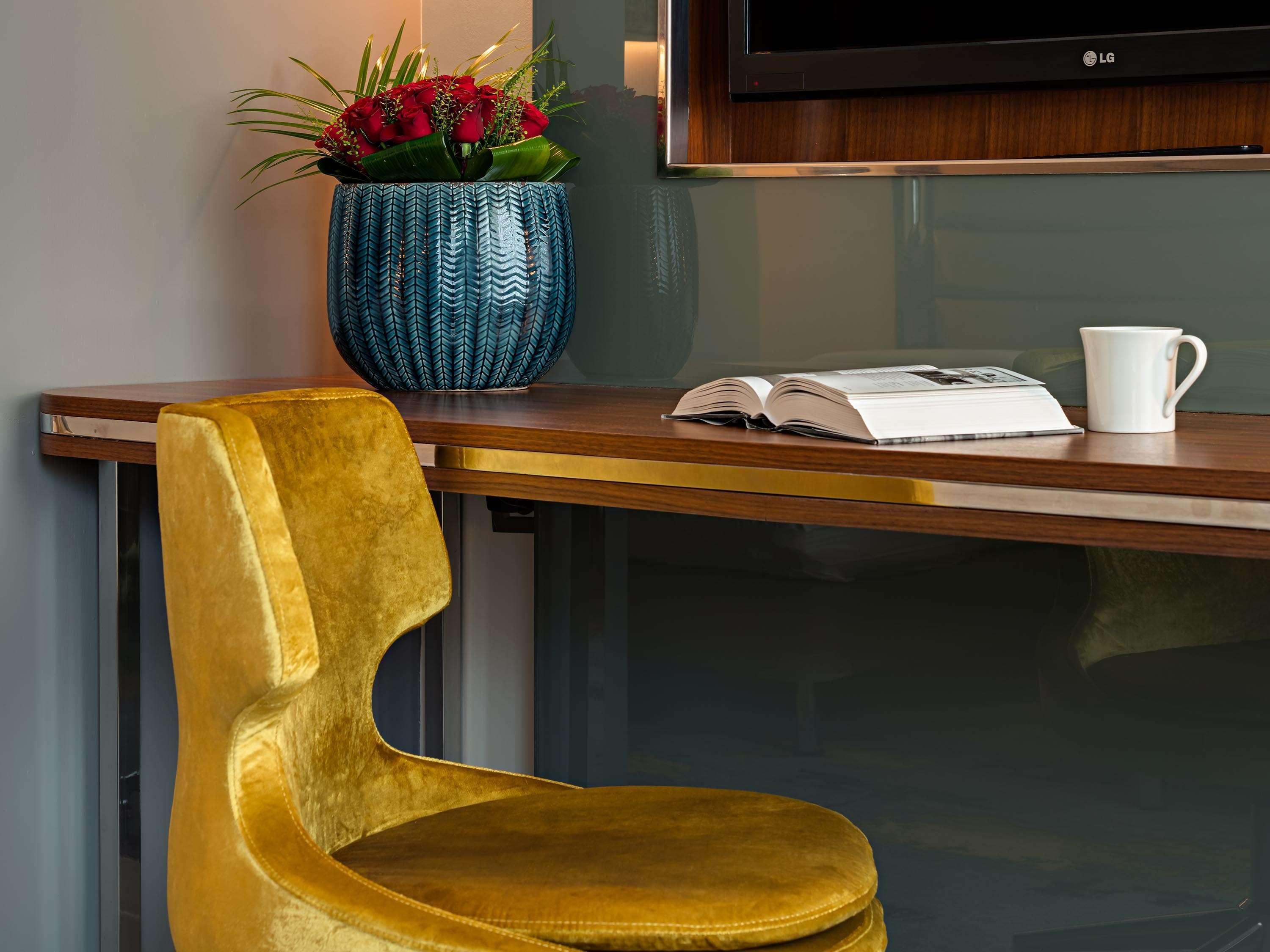 더 아티산 이스탄불 - M 갤러리 외부 사진 A chair upholstered in velvet