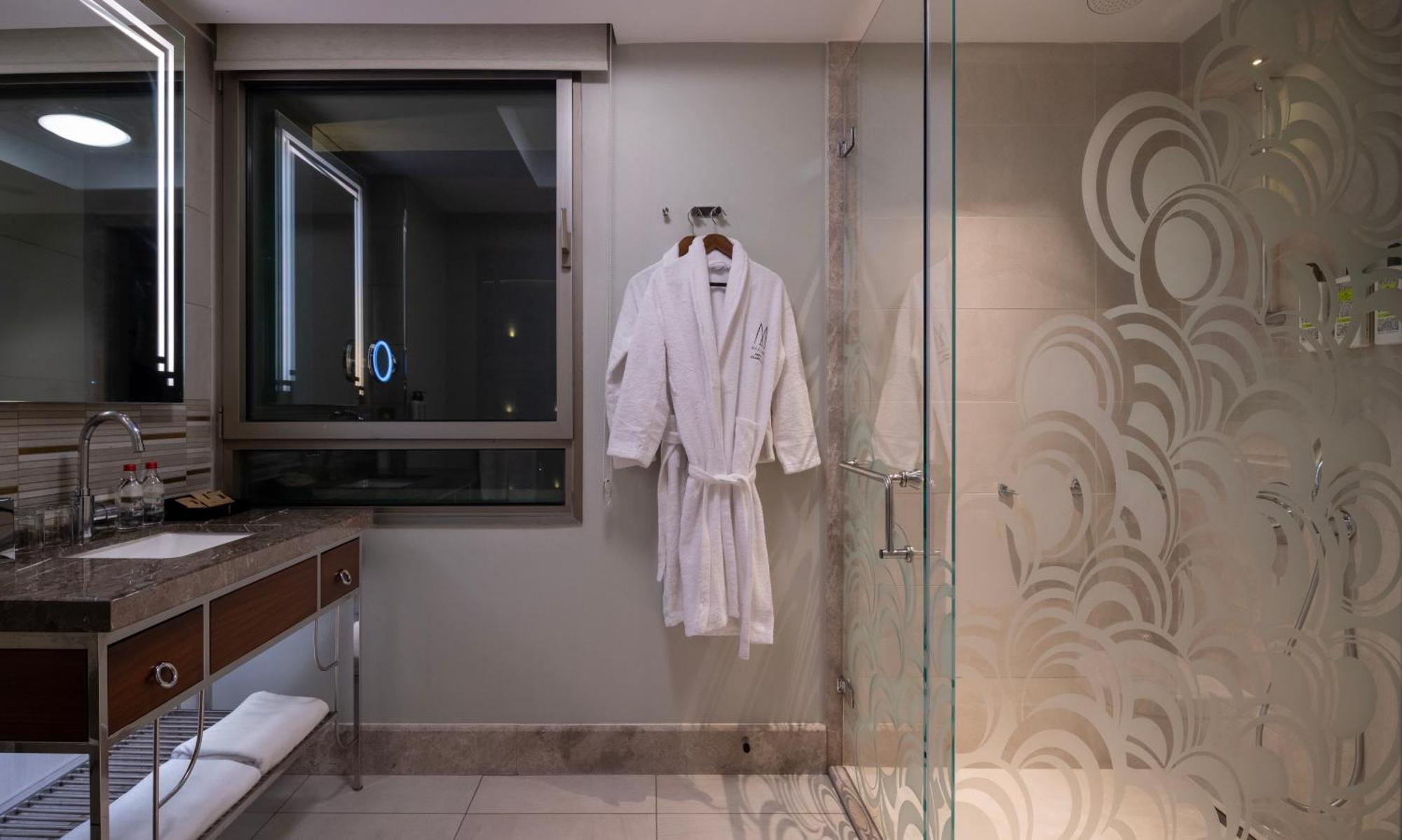 더 아티산 이스탄불 - M 갤러리 외부 사진 A bathrobe hanging on a wall